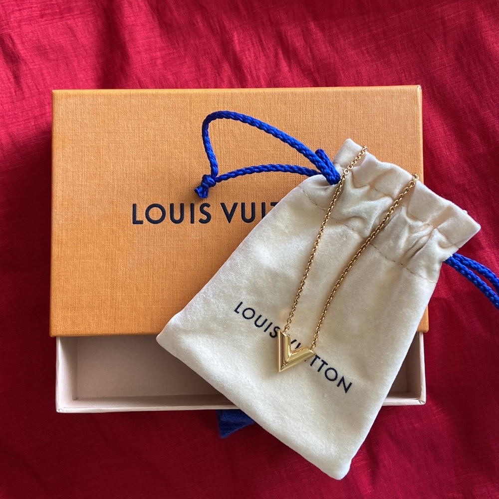 Authentic Louis Vuitton Essential V Necklace